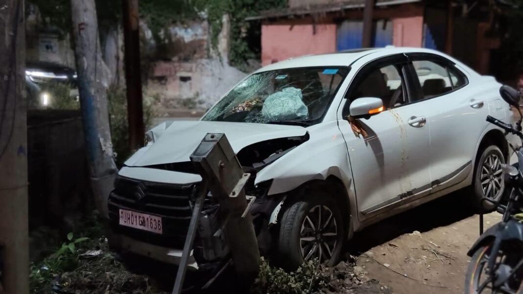 बेकाबू कार दुर्घटनाग्रस्त, कई घायल, जान-माल का नुकसान बेकाबू कार दुर्घटनाग्रस्त हिसार में