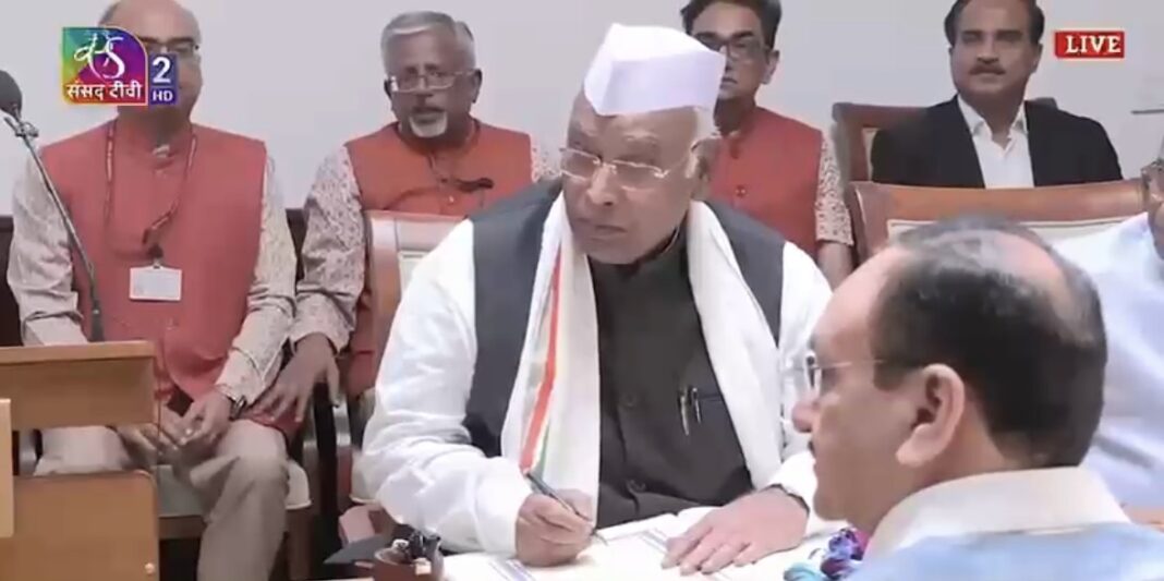 कर्नाटक से पुनर्निर्वाचित कांग्रेस अध्यक्ष मल्लिकार्जुन खरगे राज्यसभा सदस्य के रूप में शपथ लेते हुए। कर्नाटक कांग्रेस अध्यक्ष शपथ लेते हैं