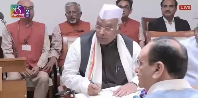 कर्नाटक कांग्रेस अध्यक्ष शपथ लेते हैं