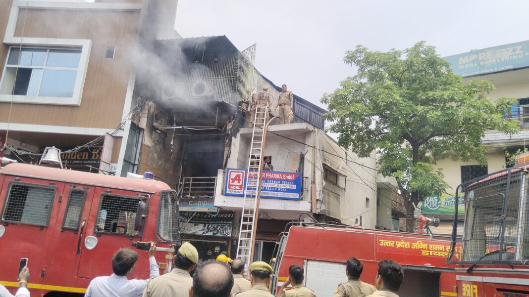 आग काे बुझाते दमकल कर्मी की बहादुरी का वीडियो सोशल मीडिया पर वायरल दमकल कर्मी आग बुझाते हुए
