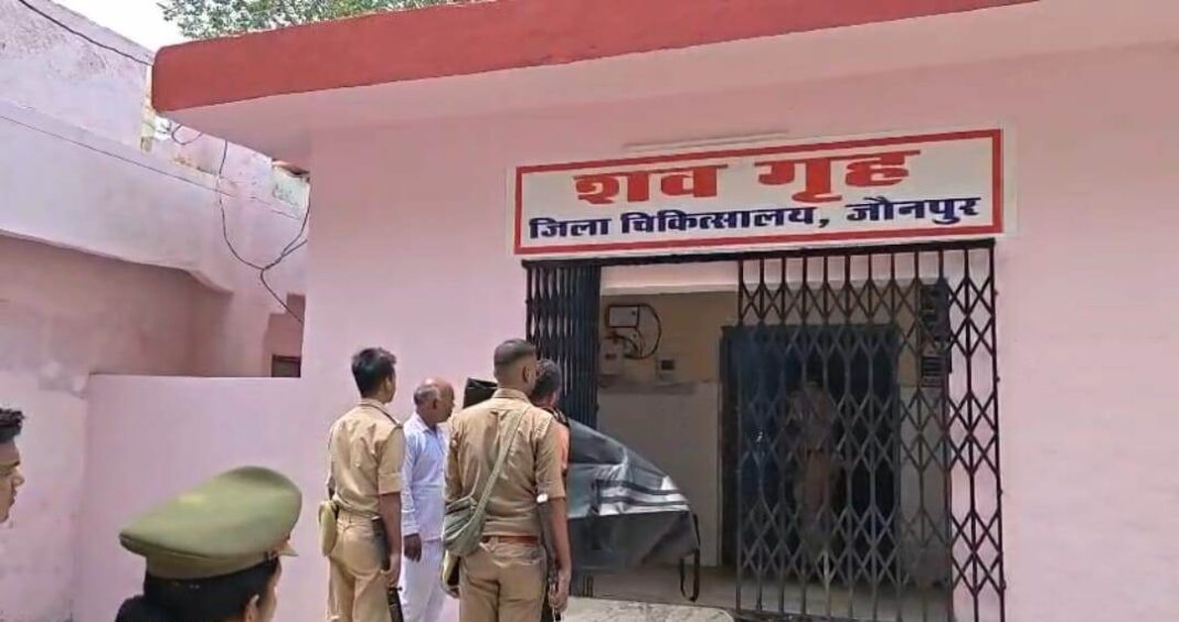 बच्ची का शव पुलिस पोस्टमार्टम के लिये लेकर जाते हुए बच्ची का शव पुलिस द्वारा पोस्टमार्टम