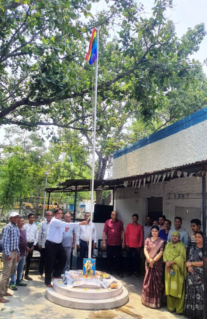 जिला सहकारी बैंक का सतरंगी ध्वज फहराया गया