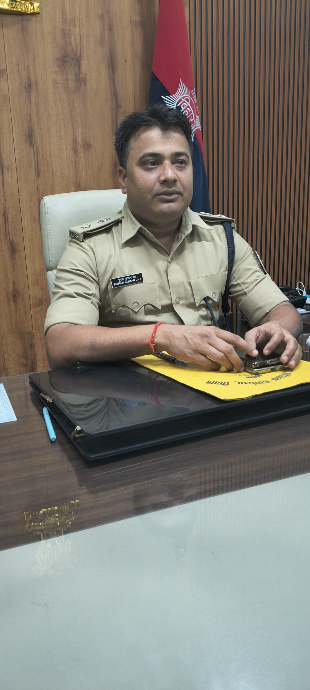 हिंदी समाचार पत्रों की जानकारी देते एसपी हिंदी समाचार पत्रों की जानकारी देते एसपी