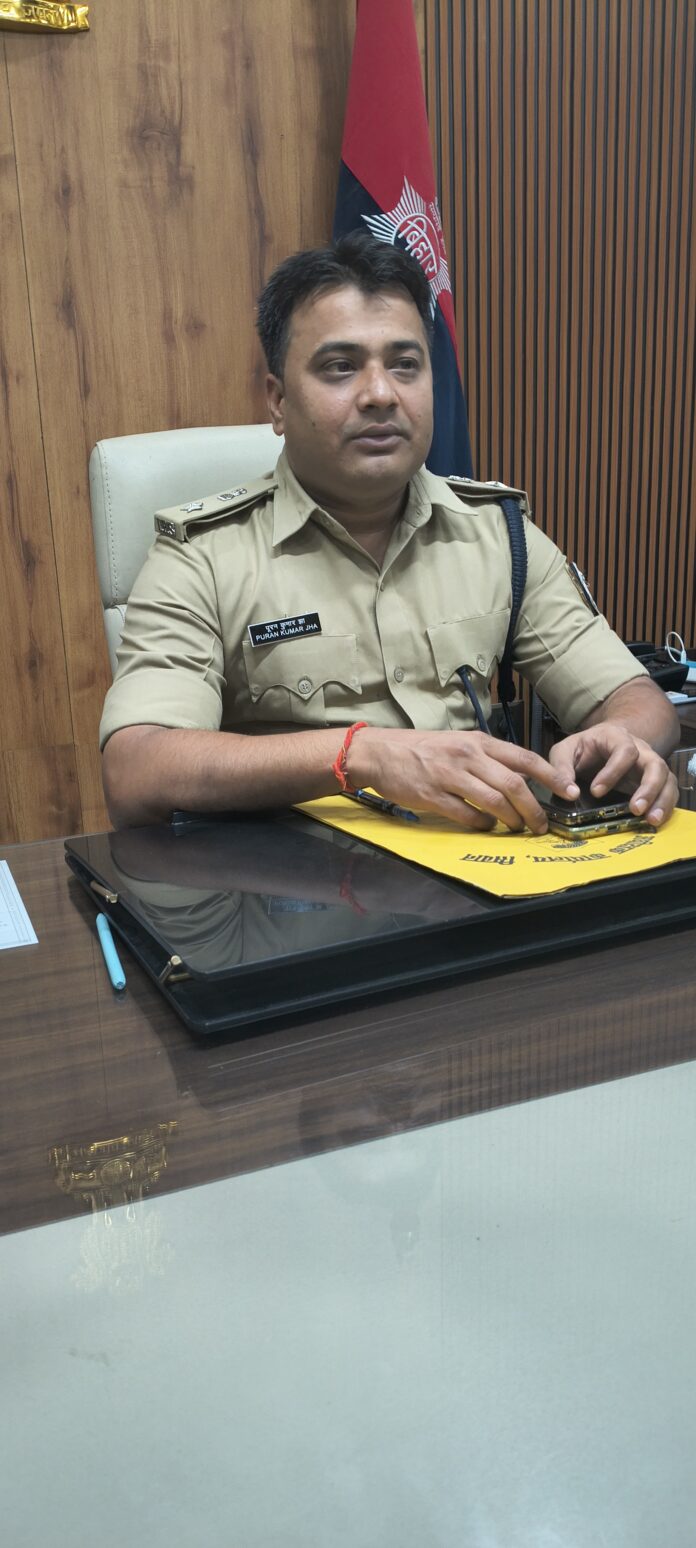 हिंदी समाचार पत्रों की जानकारी देते एसपी