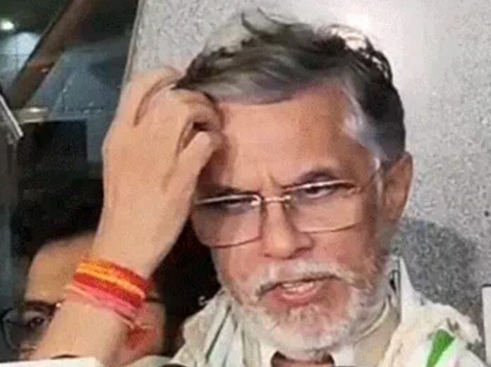 पवन खेड़ा पत्रकारों से चर्चा करते हुए