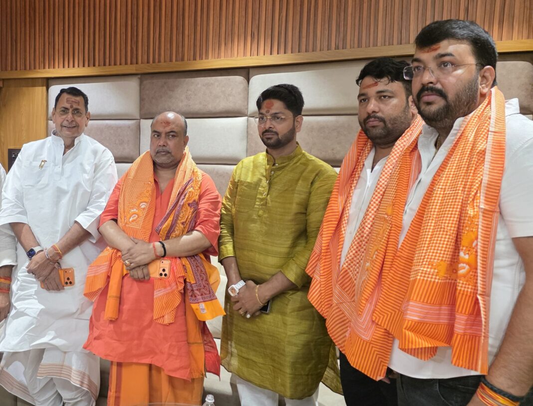 प्रदेश उपाध्यक्ष कामेश्वर सिंह का स्वागत करते नगर विधायक रत्नाकर मिश्र व अन्य। हार्याणा राजनीति समाचार फोटो