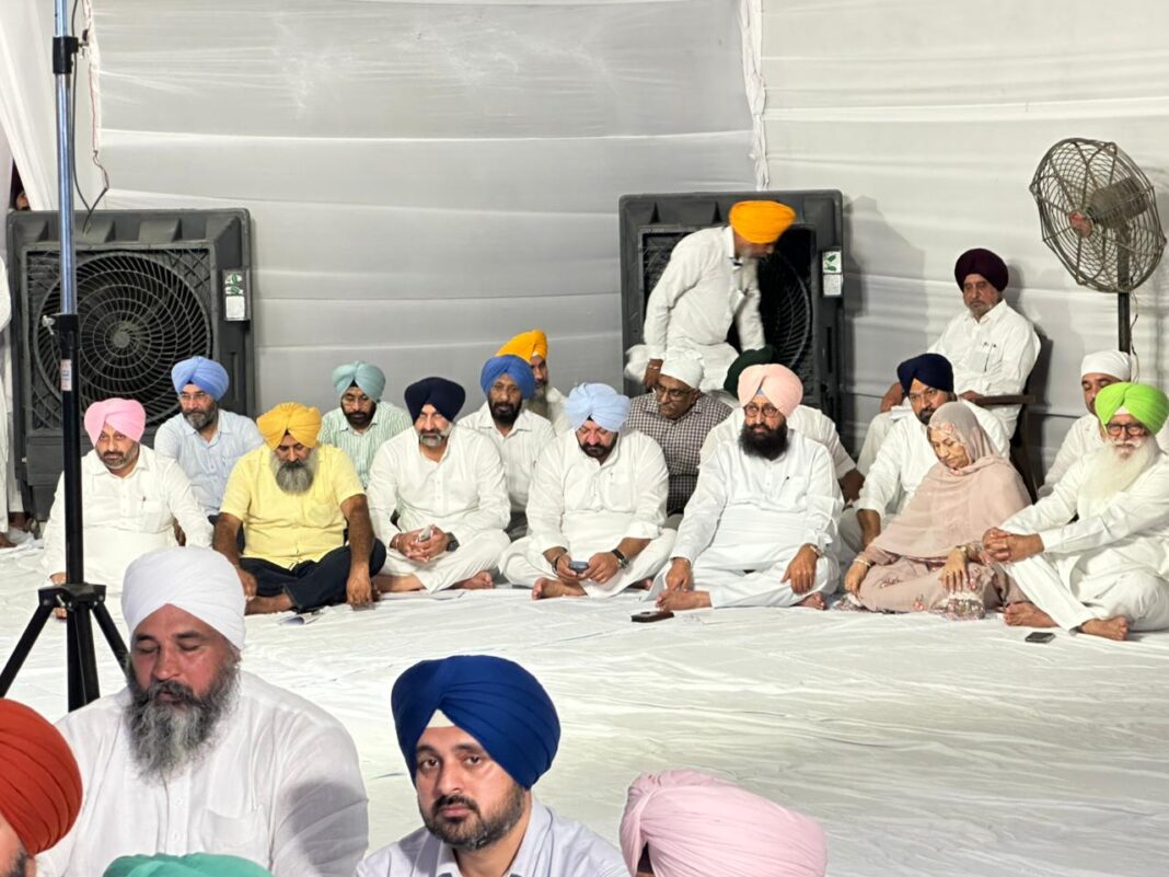 अकाल तख्त साहिब पर पेश हाेते नेता प्रतिपक्ष
