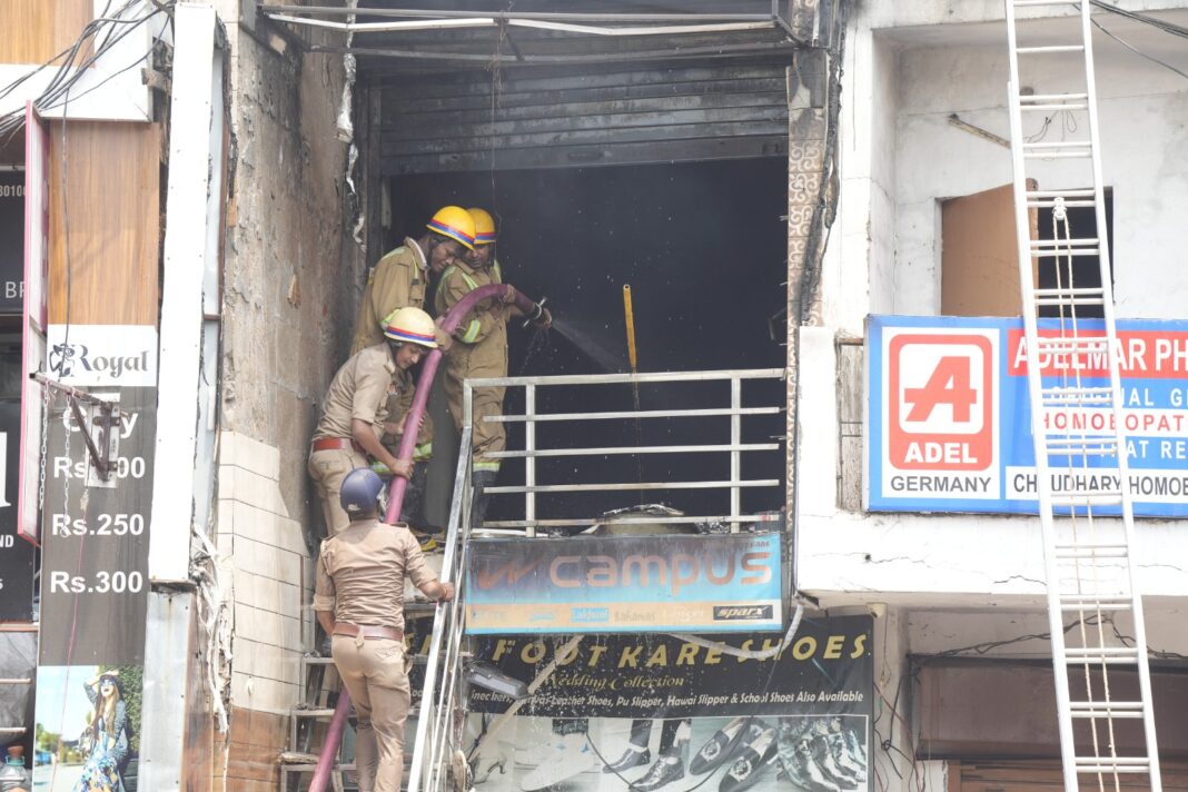 आग को बुझाते फायरकर्मी अपनी बहादुरी का प्रदर्शन करते हैं फायरफाइटर आग को बुझाते हुए
