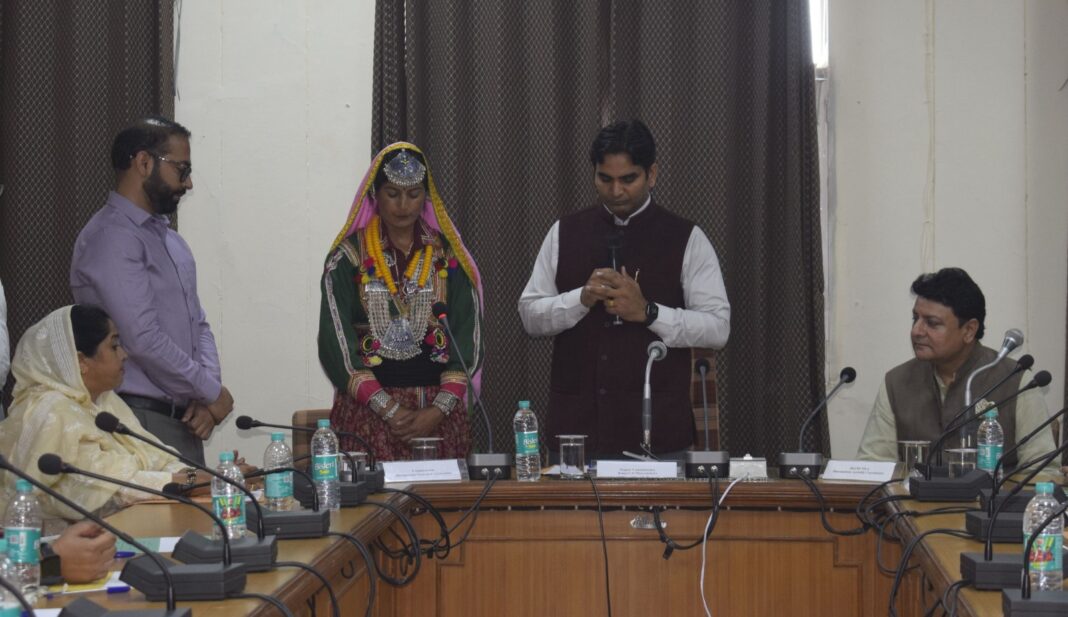 धर्मशाला में पार्षद को शपथ दिलाते हुए उपायुक्त ने किया महत्वपूर्ण एलान धर्मशाला में पार्षद को शपथ दिलाते हुए उपायुक्त