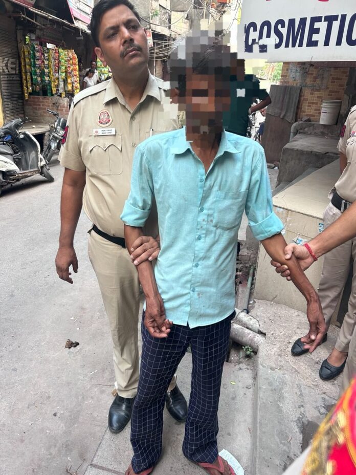 हत्या मामले में गिरफ्तार आरोपित की फोटो