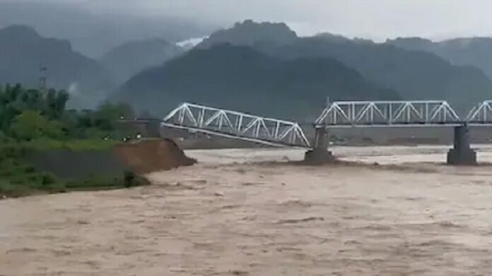 असमः भारी बारिश के चलते टूटे रेलवे पुल की तस्वीरें