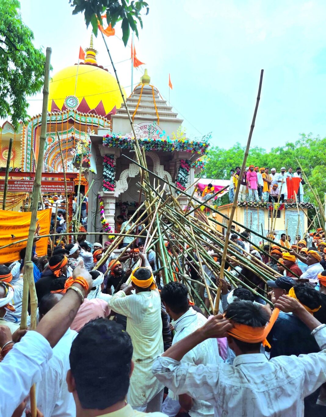 रोट पूजन के दौरान लाठी का अविश्वसनीय प्रदर्शन रोट पूजन के दौरान लाठी का प्रदर्शन