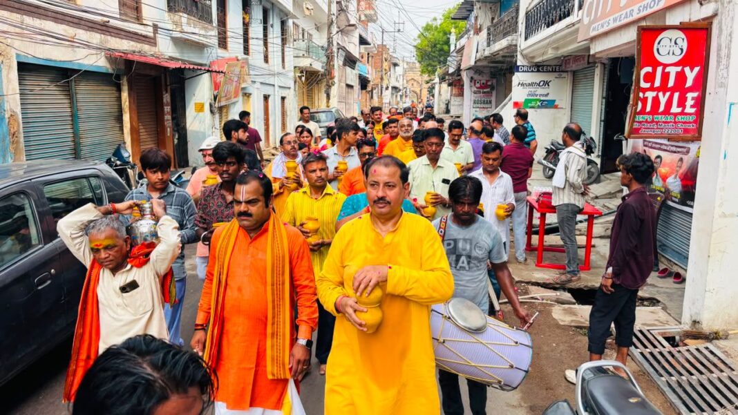 कलश यात्रा लेकर निकली महिलाएं और अन्य पदाधिकारी महिलाएं कलश यात्रा पर निकली