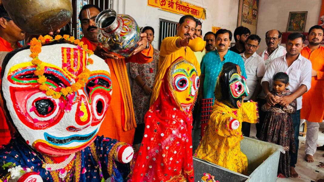 भगवान जगरनाथ जी बलराम जी और बहन सुभद्रा को स्नान करवाते हुए श्रद्धालु लोग भगवान जगरनाथ जी का स्नान की तस्वीर