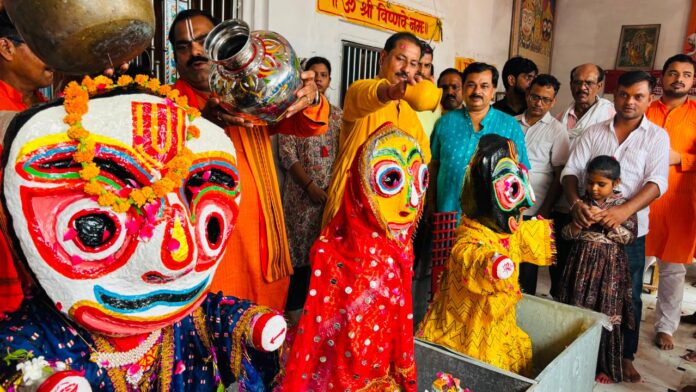 भगवान जगरनाथ जी का स्नान की तस्वीर