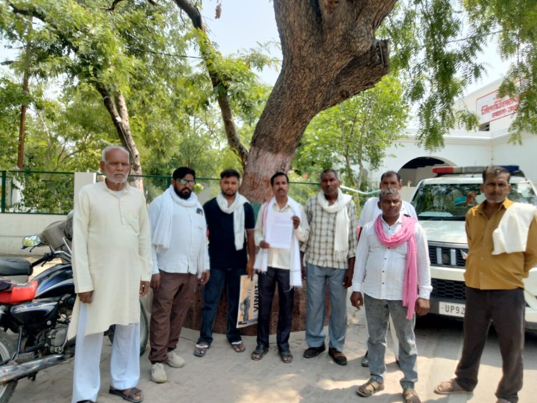 ज्ञापन देने जाते ग्रामीण अपनी समस्याएं सुनाने के लिए प्रशासन के पास जाते हैं ग्रामीण ज्ञापन देने जाते हैं