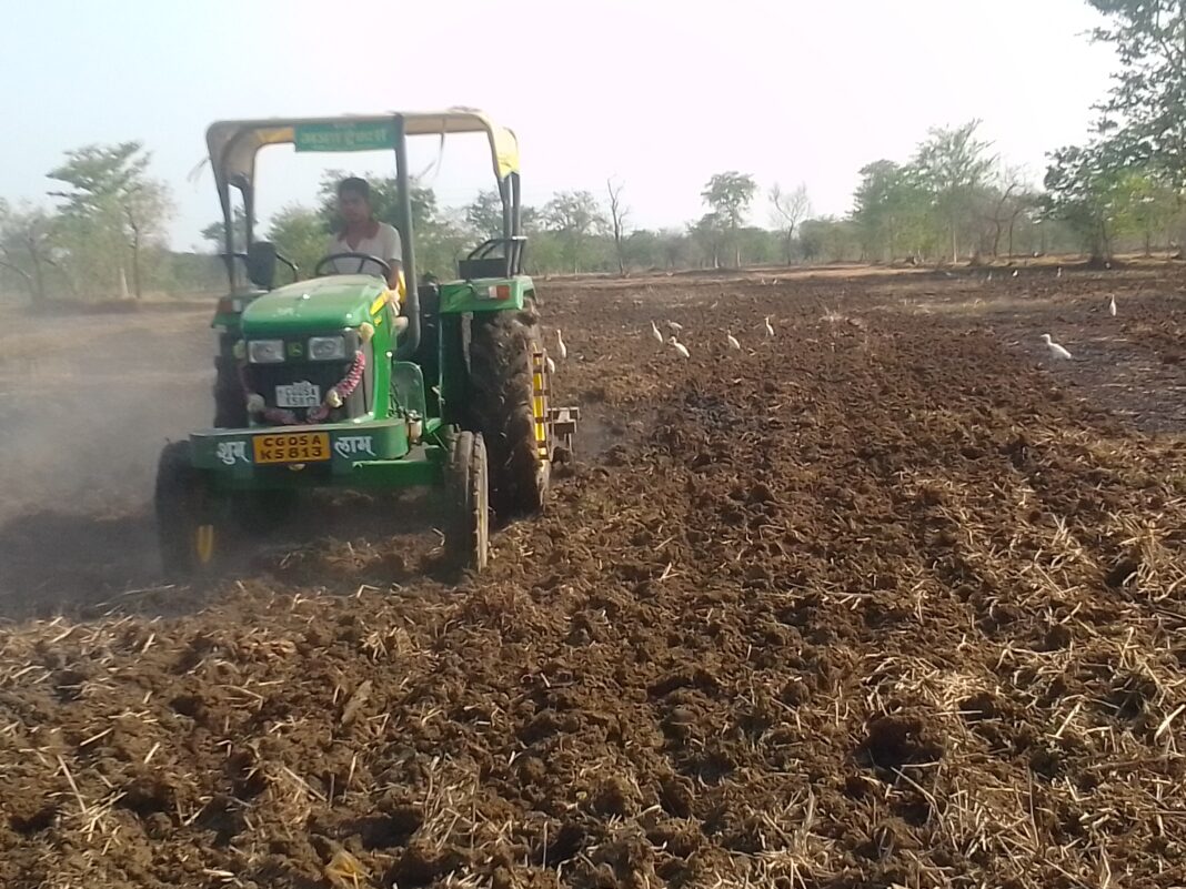 किसान खेत की जुताई करता हुआ किसान की खुशी का मौका है किसान खेत जुताई करता हुआ खुशी