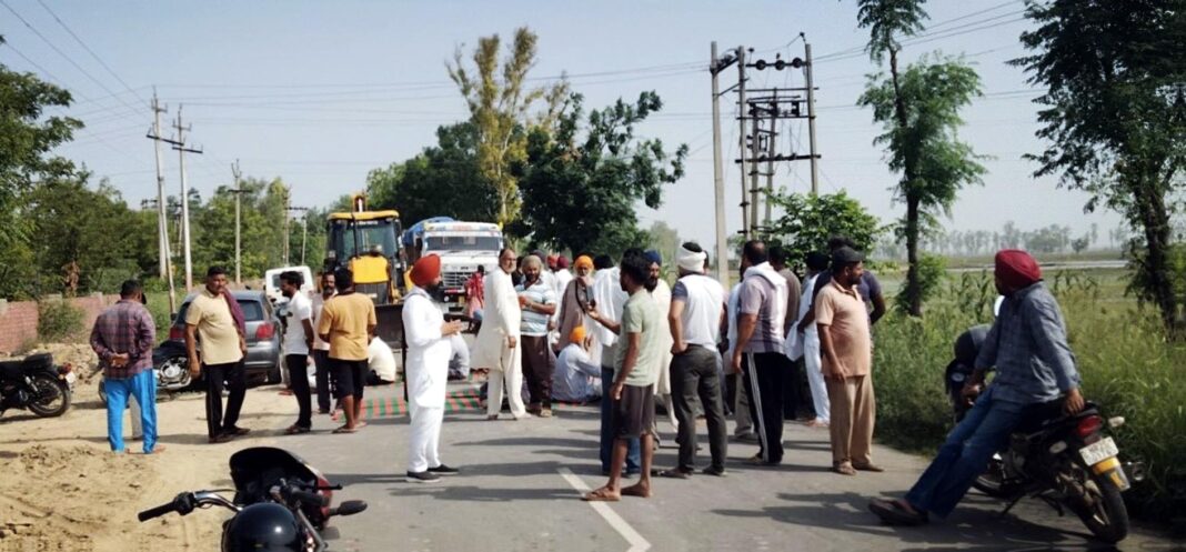 किसानों ने बिजली संकट के खिलाफ रोड जाम किया