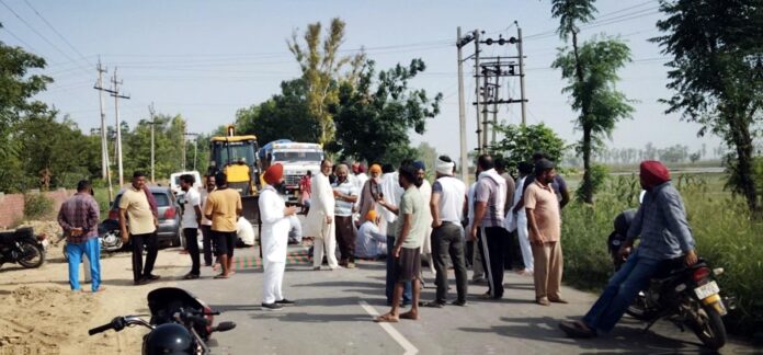 किसानों ने बिजली संकट के खिलाफ रोड जाम किया
