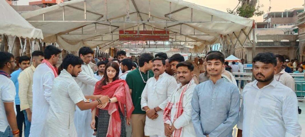 अखिलेश यादव के पुत्र अर्जुन और बेटी टीना सांसद प्रिया सरोज के साथ बाबा विश्वनाथ के दरबार में अखिलेश यादव के बेटे बाबा विश्वनाथ में दर्शन करने