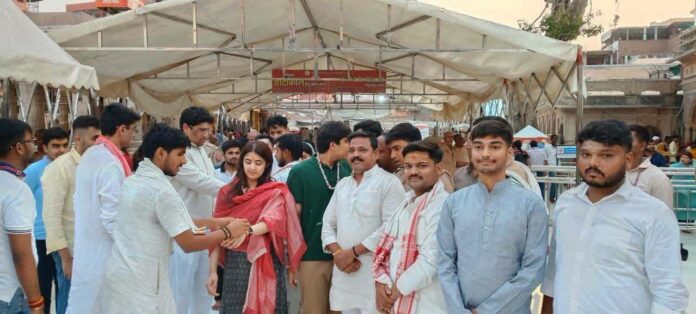 अखिलेश यादव के बेटे बाबा विश्वनाथ में दर्शन करने