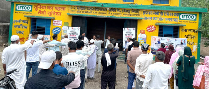 कार्यक्रम के दौरान संकल्प लेते हुए लोग