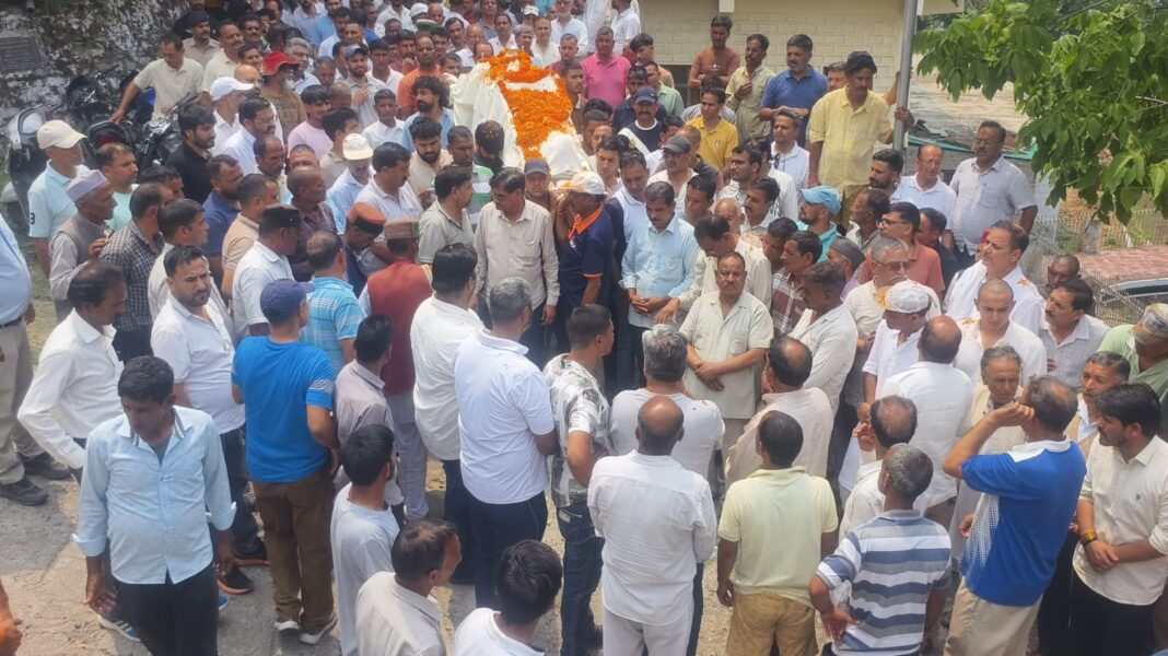 जसपाल राणा की मां अंतिम यात्रा में शामिल लोगों की भीड़ जसपाल राणा की मां की अंतिम यात्रा में भीड़