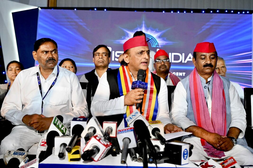 मीडिया से वार्ता करते सपा के राष्ट्रीय अध्यक्ष अखिलेश एवं प्रदेश अध्यक्ष श्यामलाल पाल अखिलेश यादव मीडिया से वार्ता करते हुए