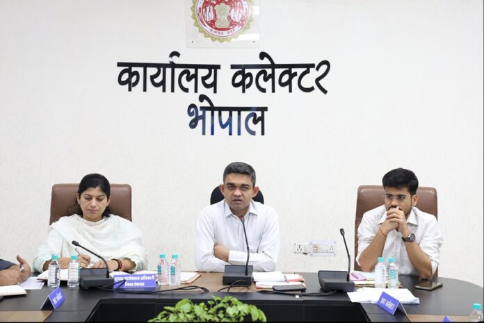कलेक्टर प्रियंक मिश्रा की बैठक