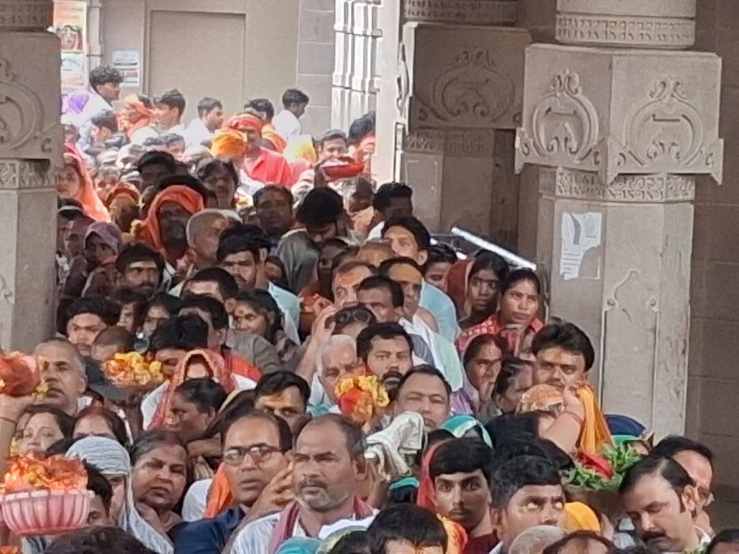 विंध्यधाम में श्रद्धालुओं की भीड़ का विशाल समुद्र विंध्याचल में श्रद्धालुओं की भीड़ का विशाल समुद्र