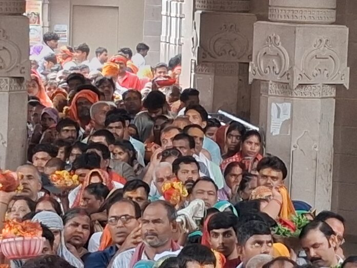 विंध्याचल में श्रद्धालुओं की भीड़ का विशाल समुद्र