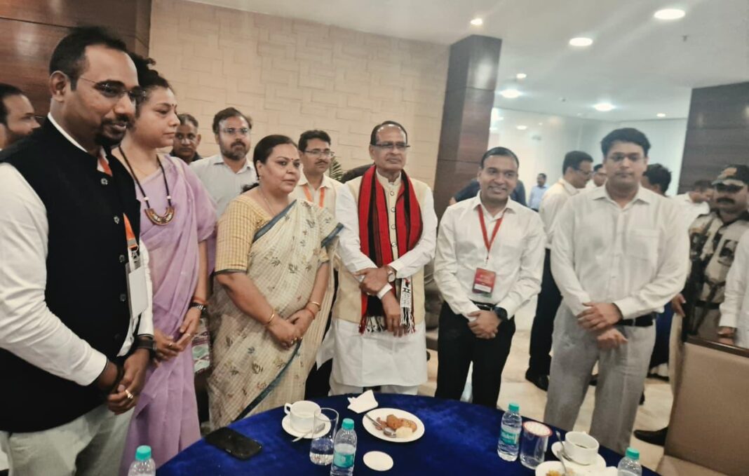 सम्मेलन में शामिल मंत्री दीपिका पांडेय सहित अन्य सम्मेलन में शामिल मंत्री दीपिका पांडेय