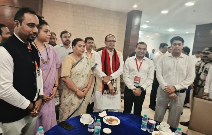 सम्मेलन में शामिल मंत्री दीपिका पांडेय