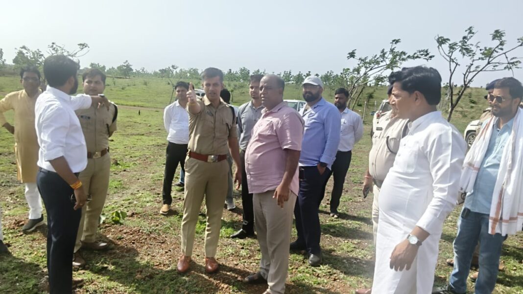 कलेक्टर एसपी निरीक्षण करते हुए