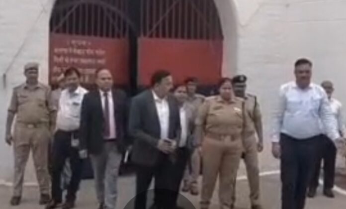 जिला जेल निरीक्षण अधिकारी बाहर निकलते हैं