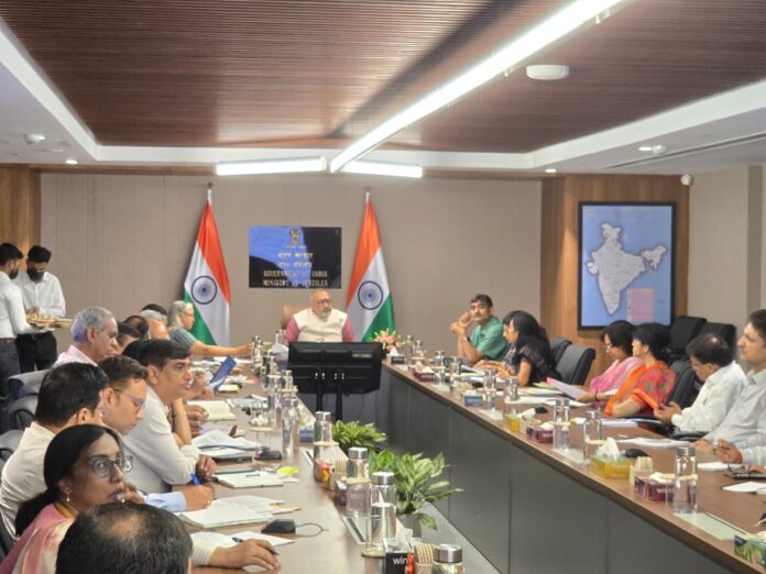 केंद्रीय मंत्री गिरिराज सिंह के साथ अन्य लोग
