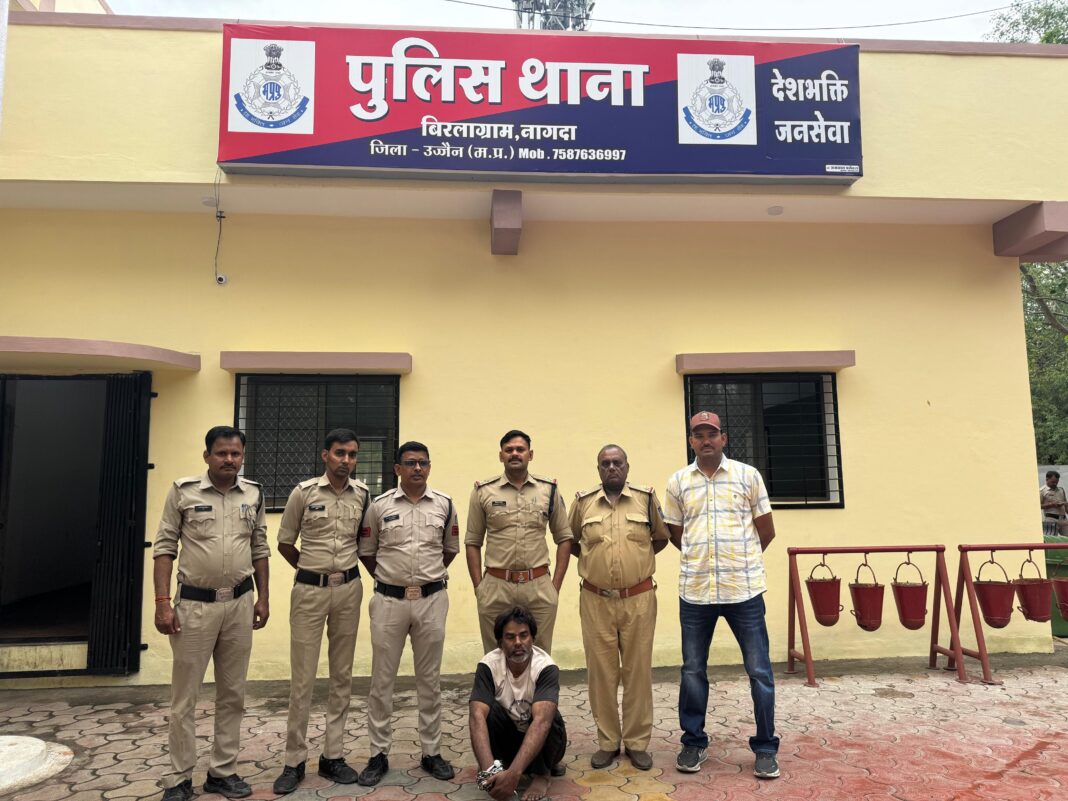 पुलिस की गिरफ्त में हत्या का आरोपित पकड़ा गया है पुलिस ने आरोपित को पकड़ा गया है