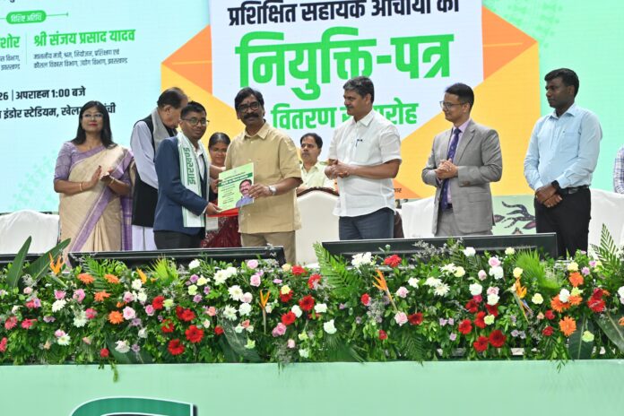 मुख्यमंत्री नियुक्ति पत्र देते हुए