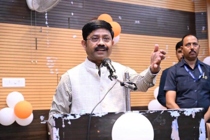 कैबिनेट मंत्री नन्दी का छाया चित्र