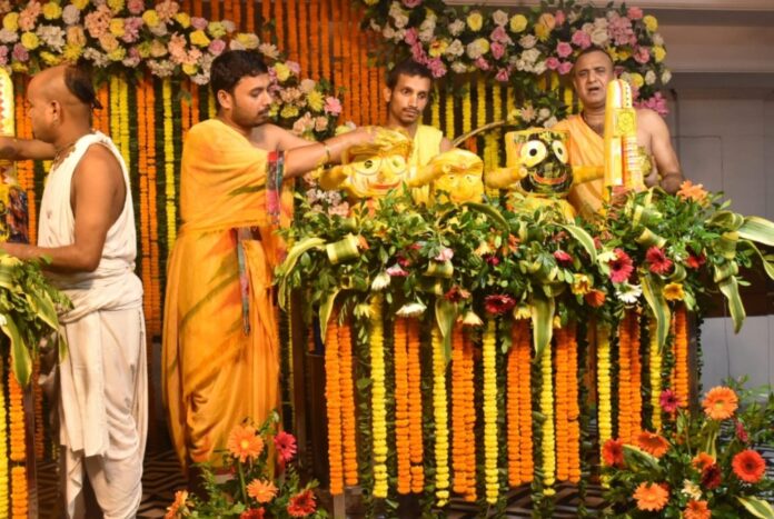 भगवान जगन्नाथ का वैदिक मंत्रोच्चार से स्नान करते पंडित