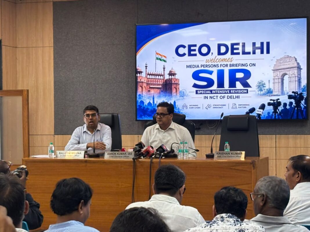एसआईआर प्रक्रिया की जानकारी देते दिल्ली के मुख्य निर्वाचन अधिकारी अशोक कुमार दिल्ली निर्वाचन अधिकारी अशोक कुमार