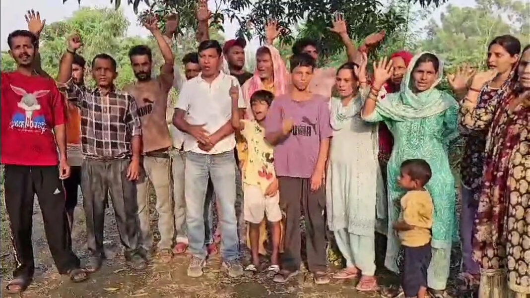 गायों की मौत के लिए पानी की गंदगी पर नाराजगी गायों की मौत के लिए पानी की गंदगी पर विरोध प्रदर्शन