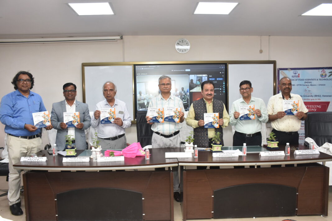 प्रौद्योगिकीविद् सम्मेलन के प्रतीक-चिह्न का अनावरण करते बीएचयू कुलपति बीएचयू के प्रतीक-चिह्न अनावरण समारोह