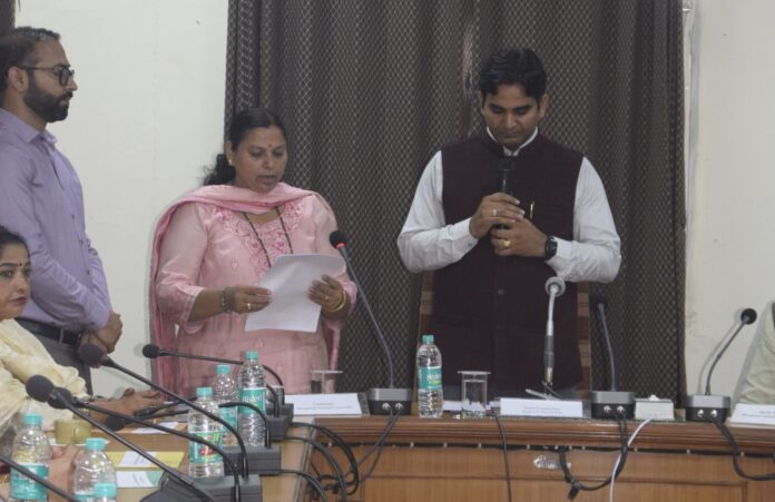 पार्षद शपथ लेते हुए तस्वीरें