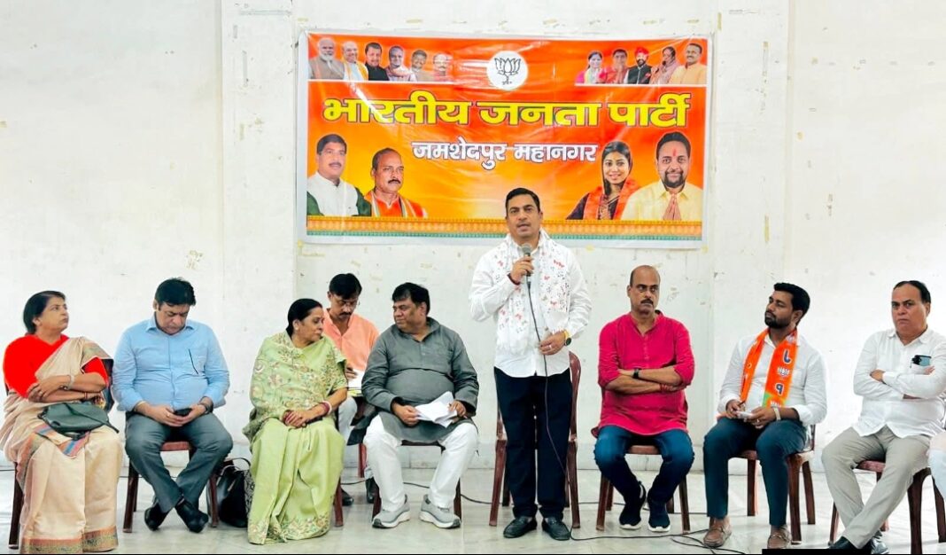 भाजपा कार्यकर्ताओं को संबोधित करते प्रदेश उपाध्यक्ष एवं पूर्व विधायक भानु प्रताप शाही भानु प्रताप शाही भाजपा कार्यकर्ताओं को संबोधित करते हुए