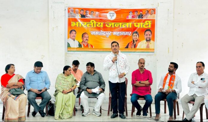 भानु प्रताप शाही भाजपा कार्यकर्ताओं को संबोधित करते हुए