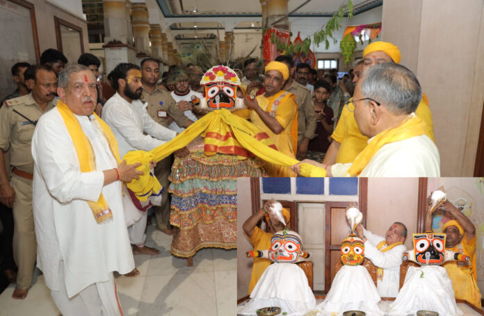भगवान जगन्नाथ की स्नानयात्रा का दृश्य