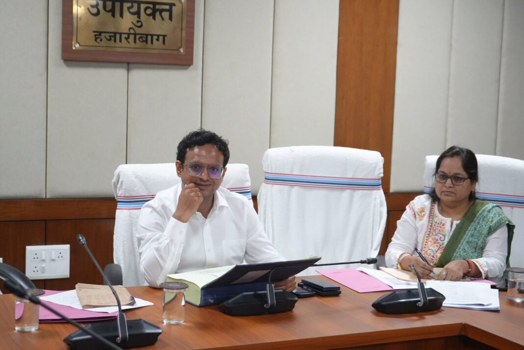 बैठक करते उपायुक्त के साथ अधिकारी और नेता उपायुक्त बैठक में अधिकारी और नेता