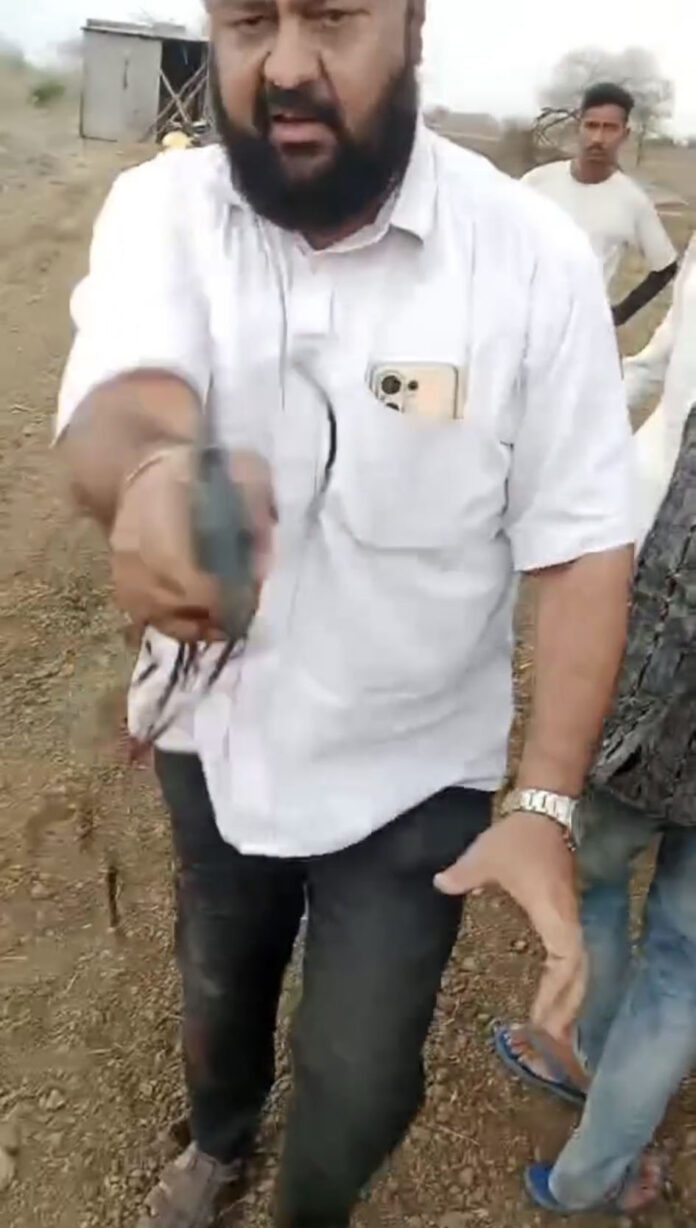 Congress Neta ne Kisanon ko Pistol Dikhakar Dabav Diya