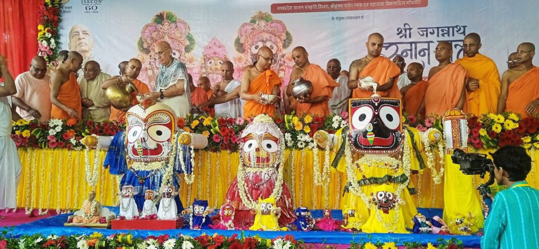 जगन्नाथ स्नान पूर्णिमा त्योहार इस्कॉन मंदिर में